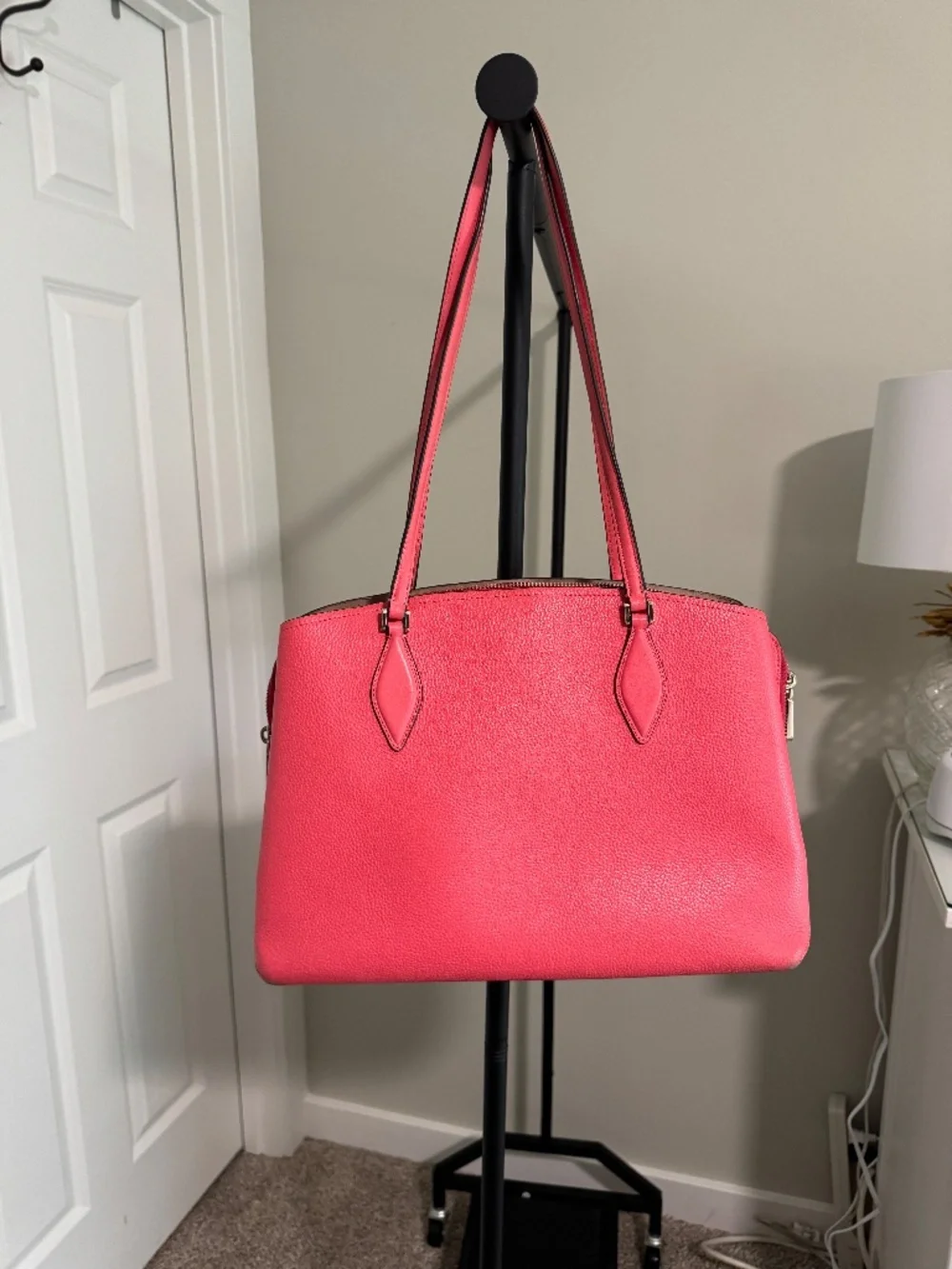 Kate Spade tote GUC holds 13